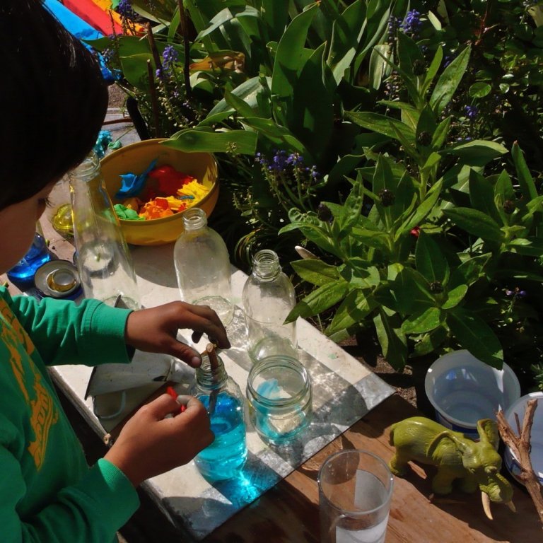 Experimentelles Spielen im Garten